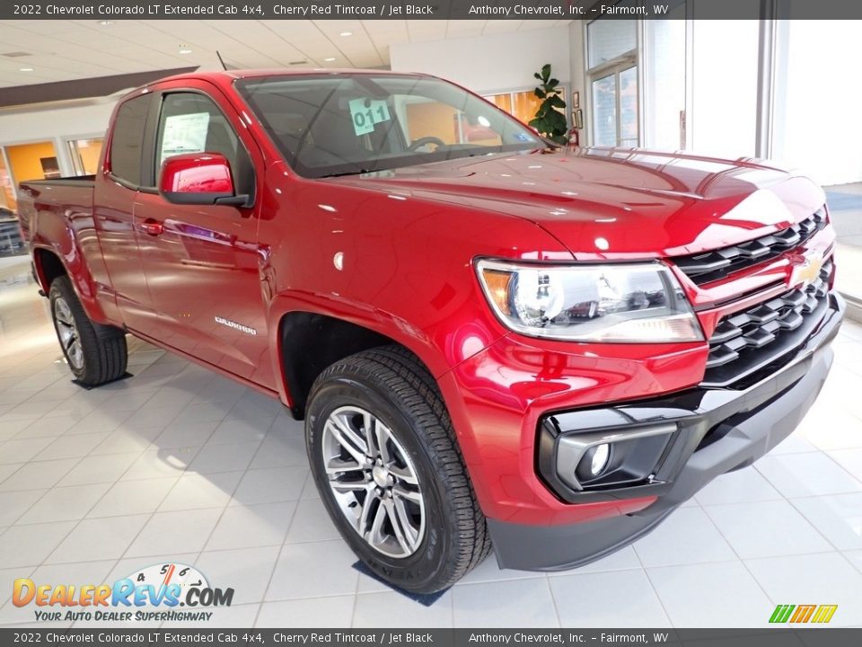 Front 3/4 View of 2022 Chevrolet Colorado LT Extended Cab 4x4 Photo #7