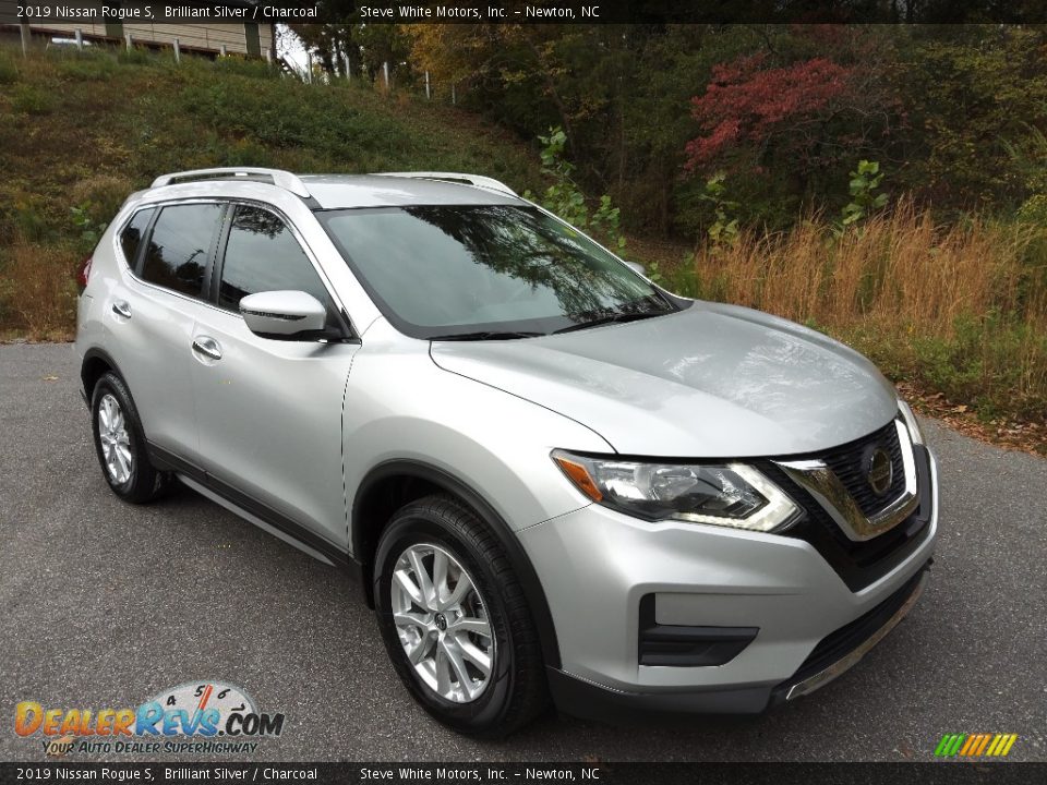 Front 3/4 View of 2019 Nissan Rogue S Photo #5