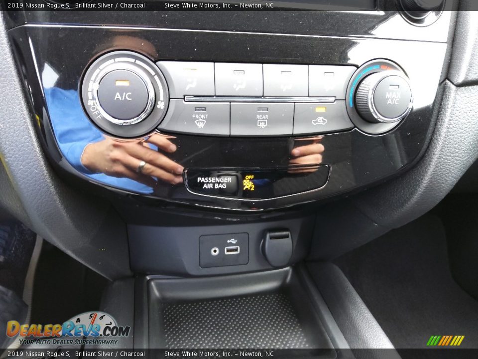 Controls of 2019 Nissan Rogue S Photo #24