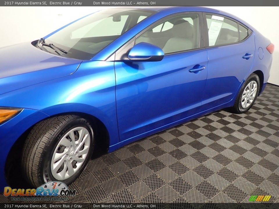 2017 Hyundai Elantra SE Electric Blue / Gray Photo #9