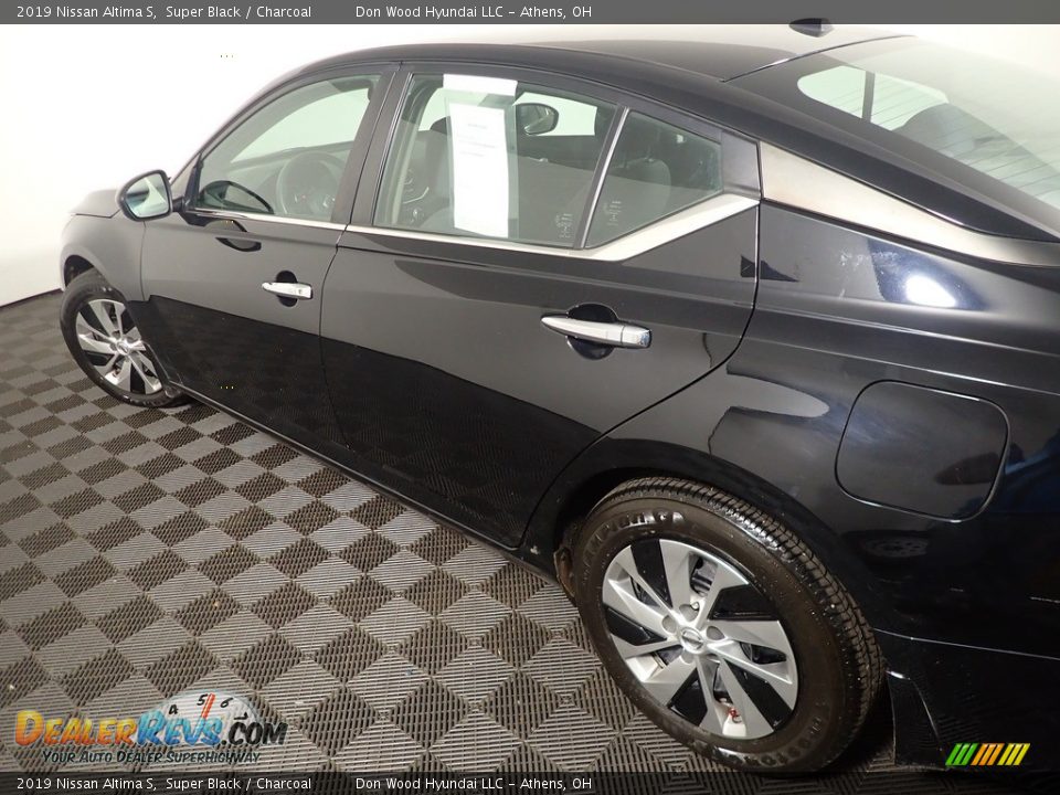 2019 Nissan Altima S Super Black / Charcoal Photo #18