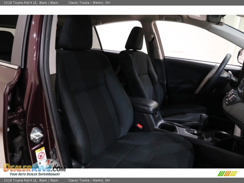 2018 Toyota RAV4 LE Black / Black Photo #14