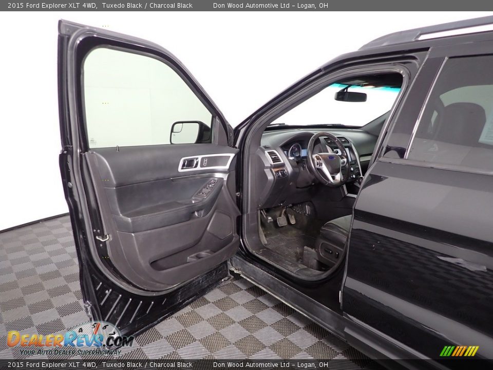2015 Ford Explorer XLT 4WD Tuxedo Black / Charcoal Black Photo #19