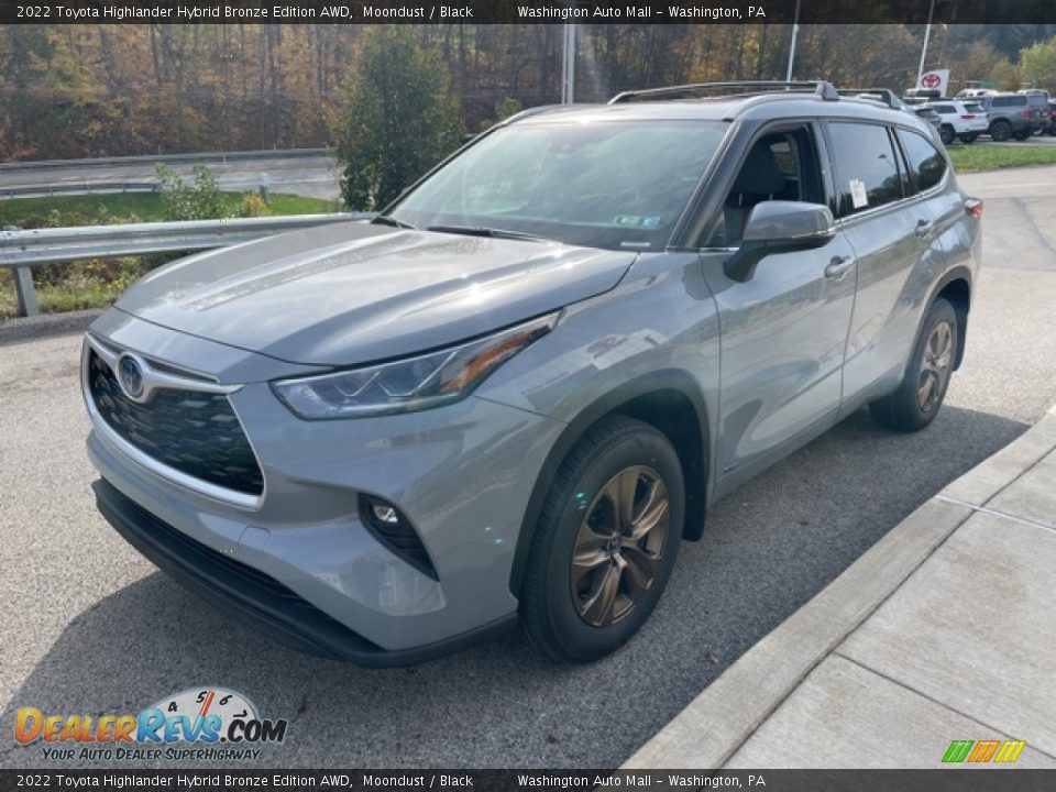 Front 3/4 View of 2022 Toyota Highlander Hybrid Bronze Edition AWD Photo #7