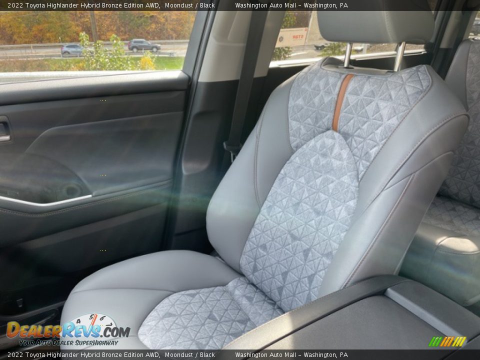 Front Seat of 2022 Toyota Highlander Hybrid Bronze Edition AWD Photo #15