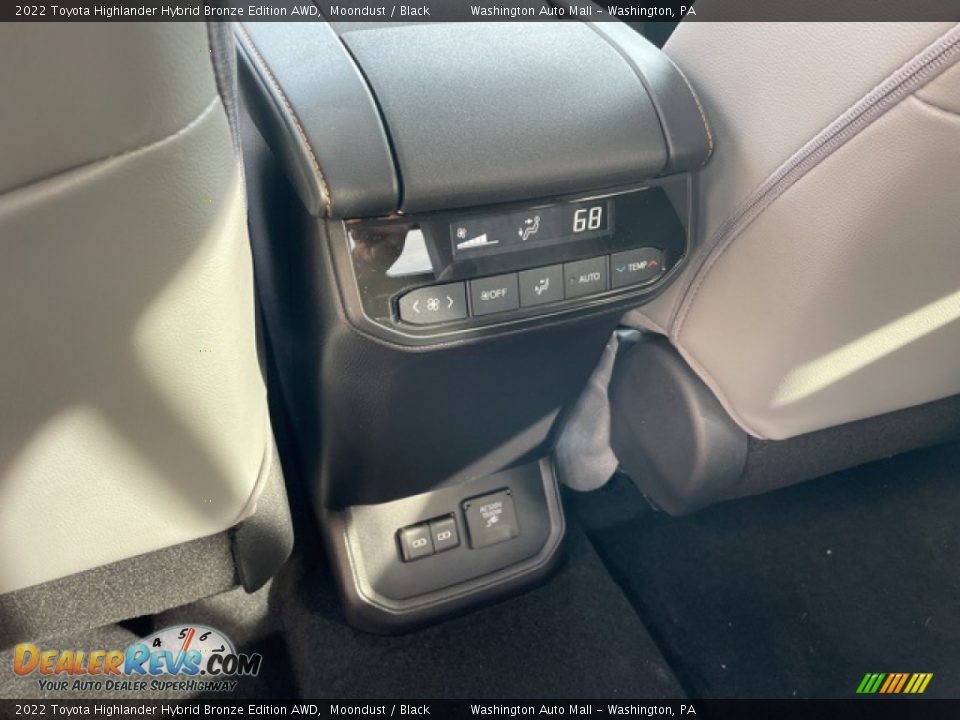 Controls of 2022 Toyota Highlander Hybrid Bronze Edition AWD Photo #24