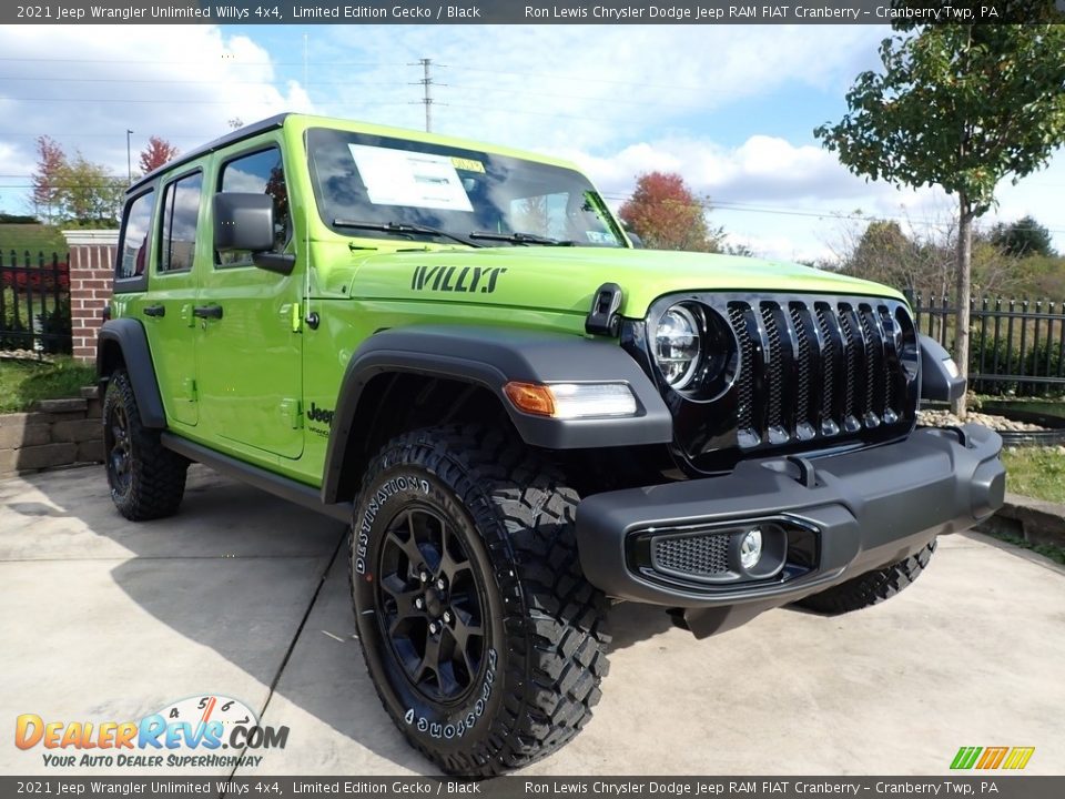 Front 3/4 View of 2021 Jeep Wrangler Unlimited Willys 4x4 Photo #3