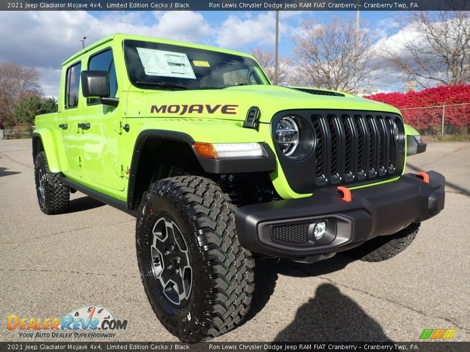 Front 3/4 View of 2021 Jeep Gladiator Mojave 4x4 Photo #3