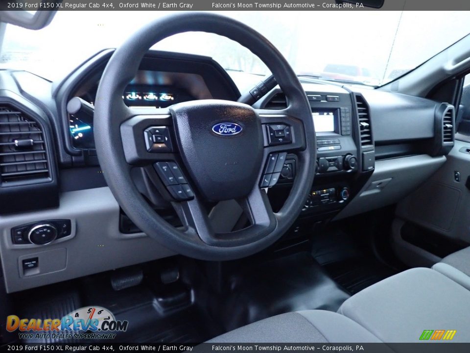 Dashboard of 2019 Ford F150 XL Regular Cab 4x4 Photo #16