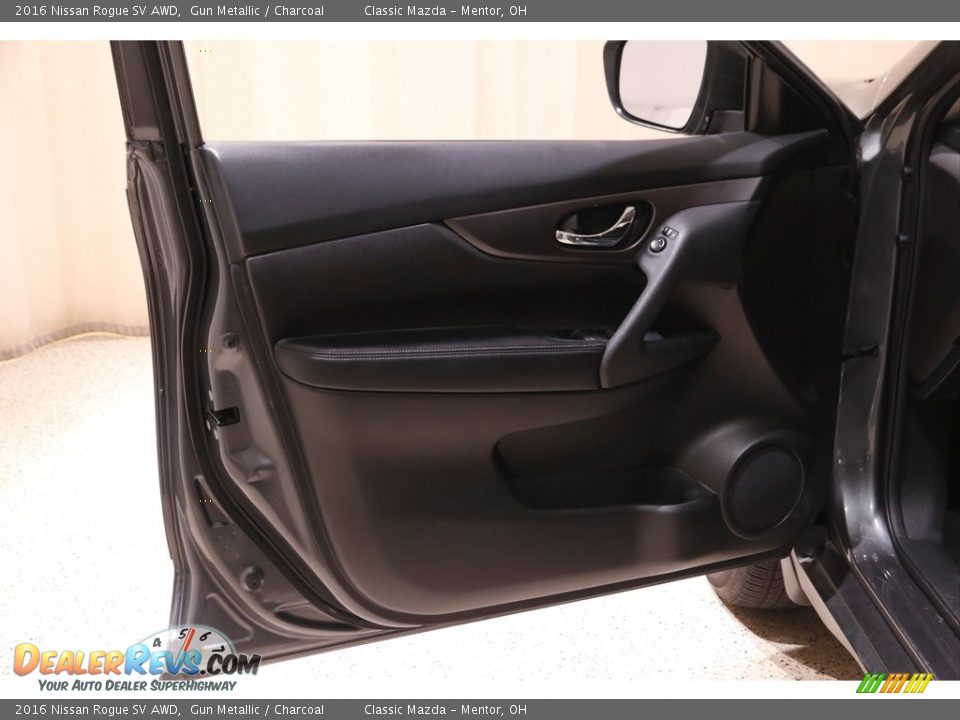 Door Panel of 2016 Nissan Rogue SV AWD Photo #4