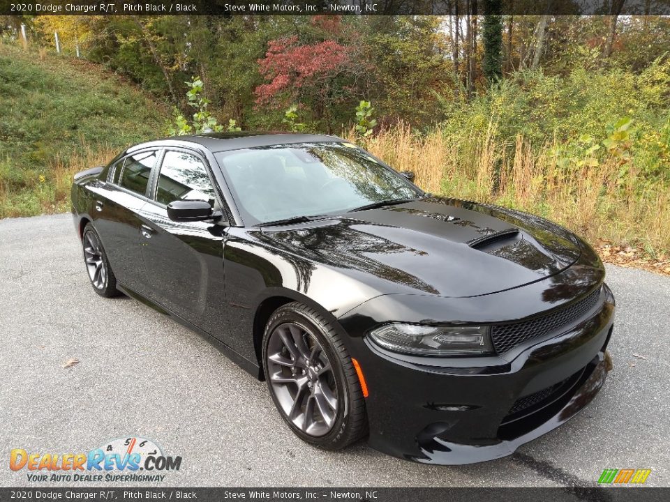 Front 3/4 View of 2020 Dodge Charger R/T Photo #5
