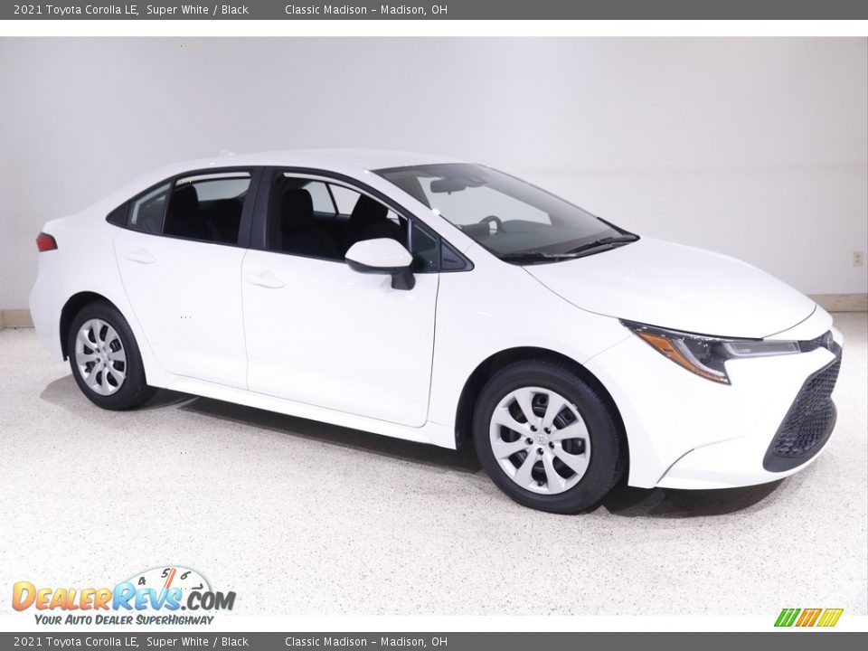 Front 3/4 View of 2021 Toyota Corolla LE Photo #1