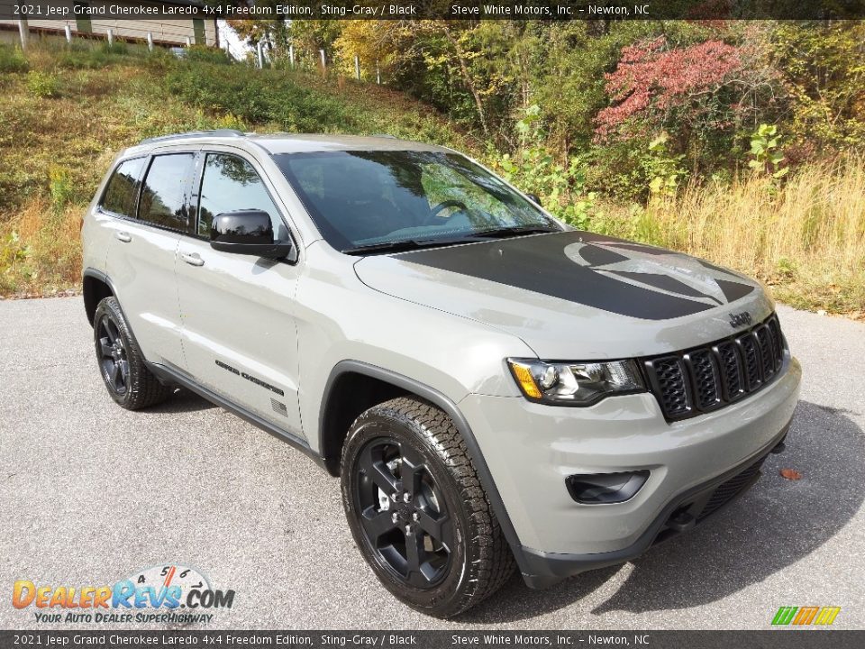 Front 3/4 View of 2021 Jeep Grand Cherokee Laredo 4x4 Freedom Edition Photo #4