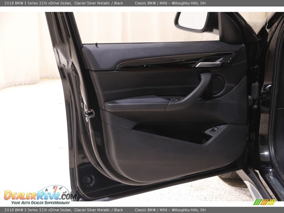 2018 BMW 3 Series 320i xDrive Sedan Glacier Silver Metallic / Black Photo #4