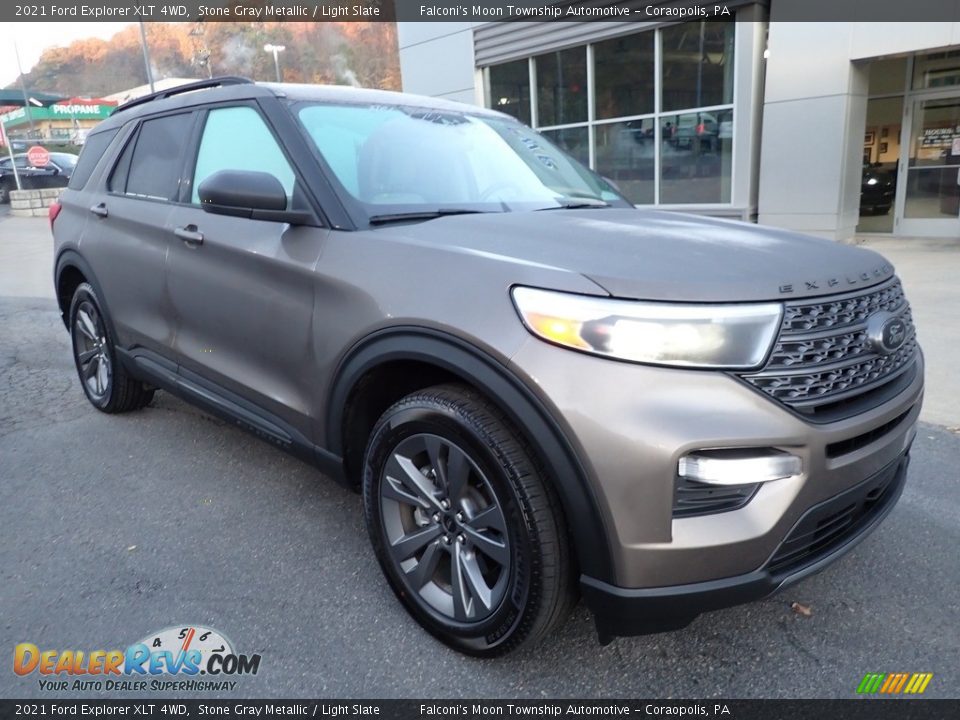 Front 3/4 View of 2021 Ford Explorer XLT 4WD Photo #9