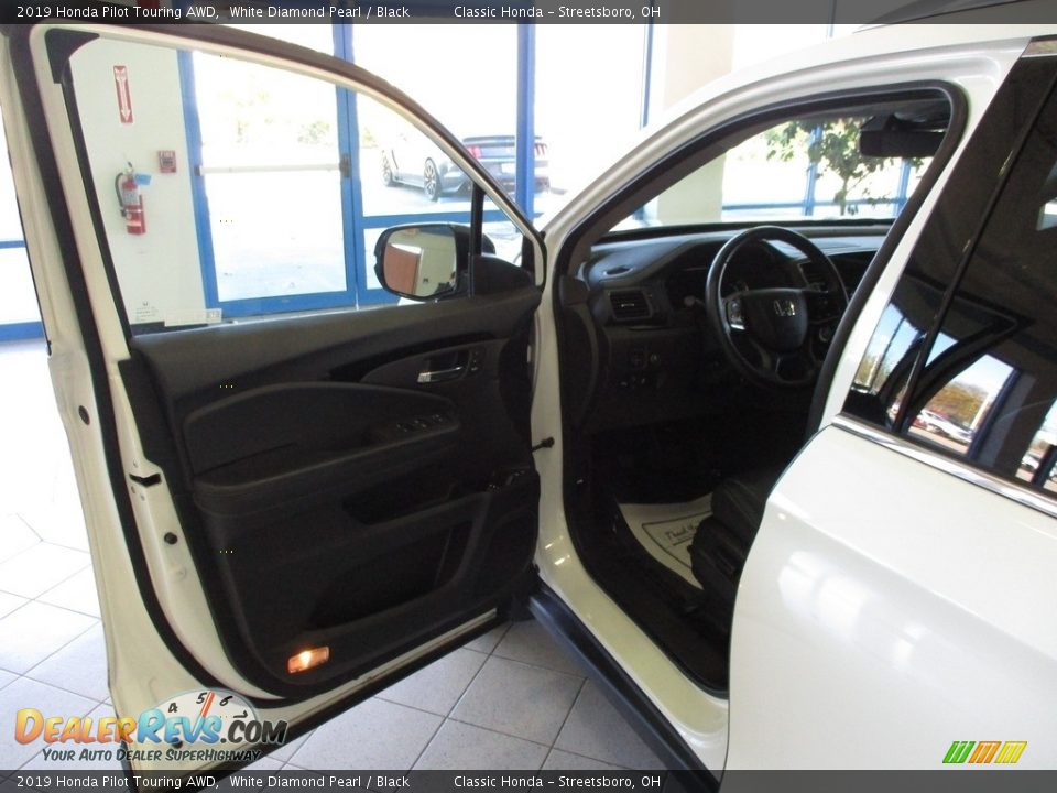 2019 Honda Pilot Touring AWD White Diamond Pearl / Black Photo #32