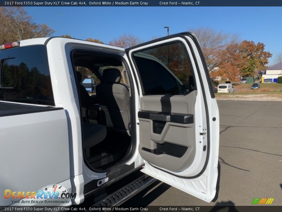 2017 Ford F350 Super Duty XLT Crew Cab 4x4 Oxford White / Medium Earth Gray Photo #22