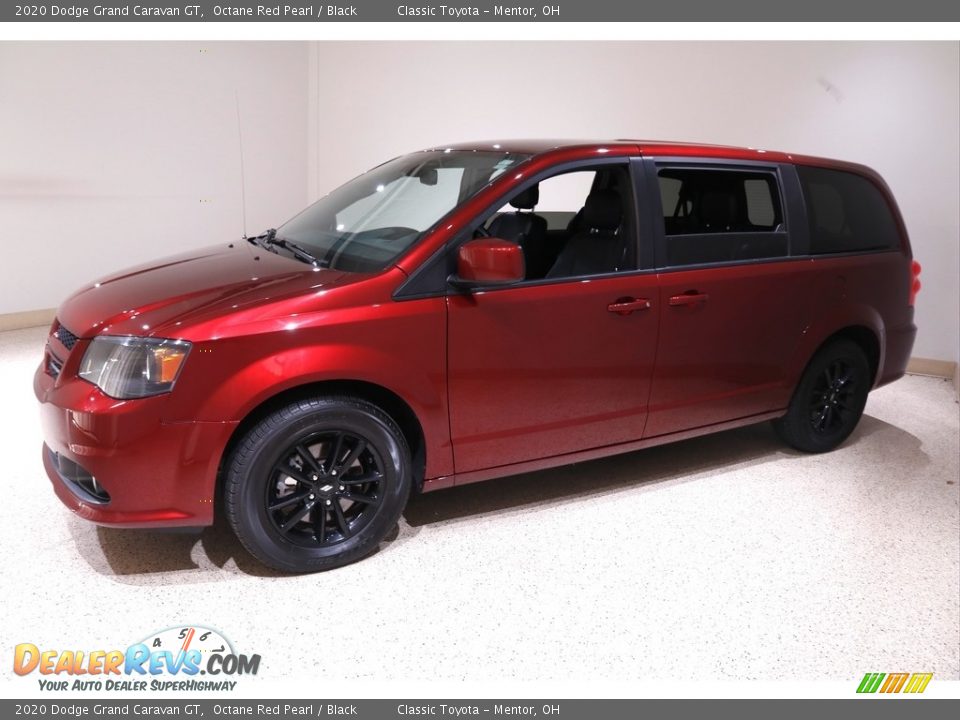 Front 3/4 View of 2020 Dodge Grand Caravan GT Photo #3