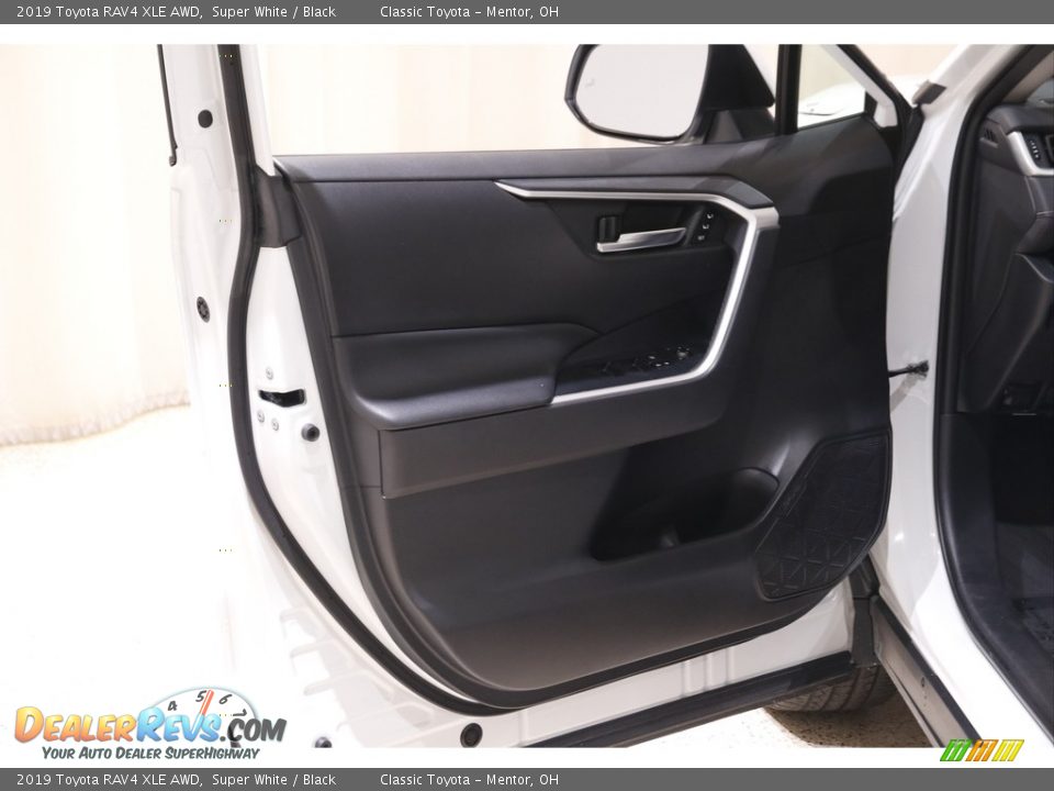 2019 Toyota RAV4 XLE AWD Super White / Black Photo #4