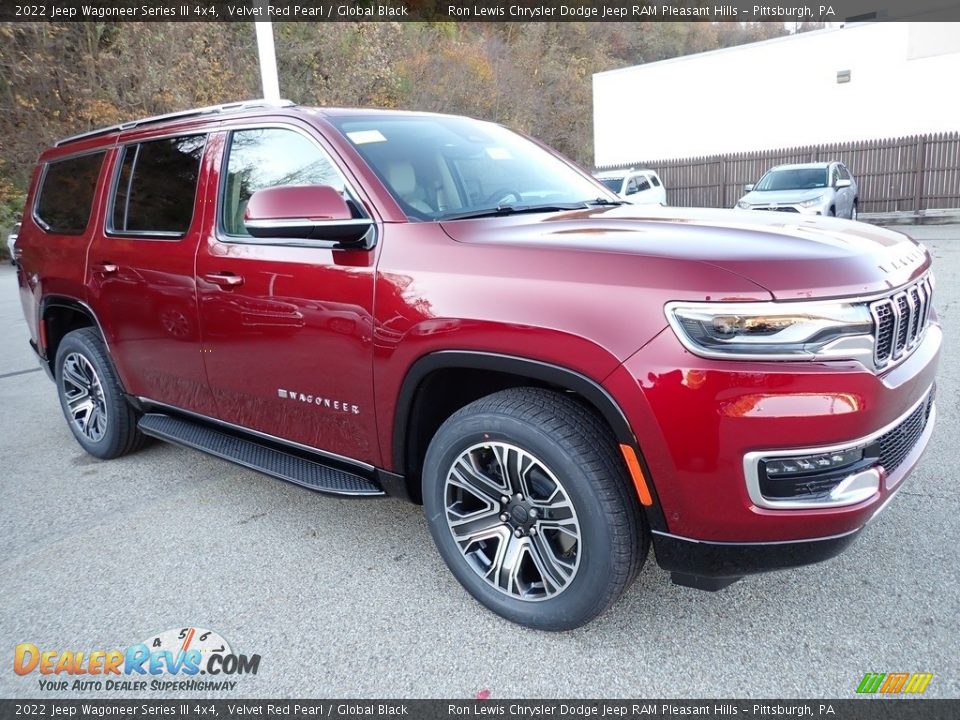 Front 3/4 View of 2022 Jeep Wagoneer Series III 4x4 Photo #8