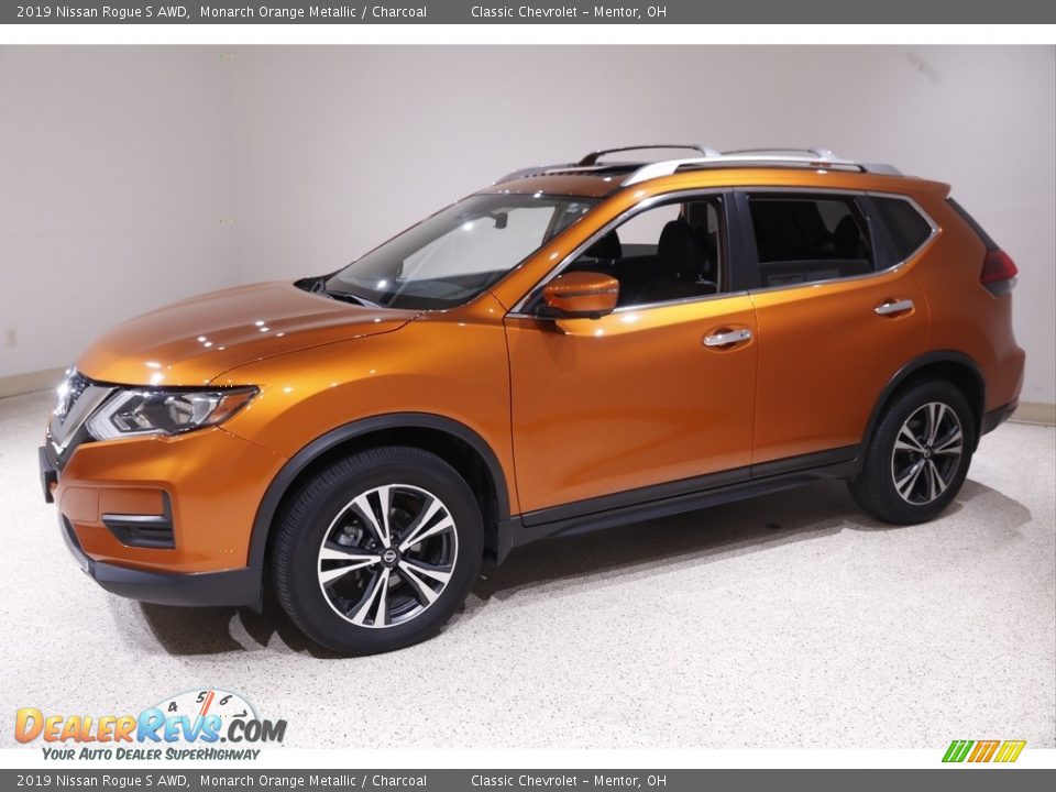 Front 3/4 View of 2019 Nissan Rogue S AWD Photo #3