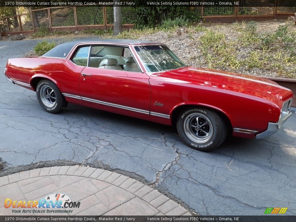 Front 3/4 View of 1970 Oldsmobile Cutlass Supreme Hardtop Coupe Photo #11