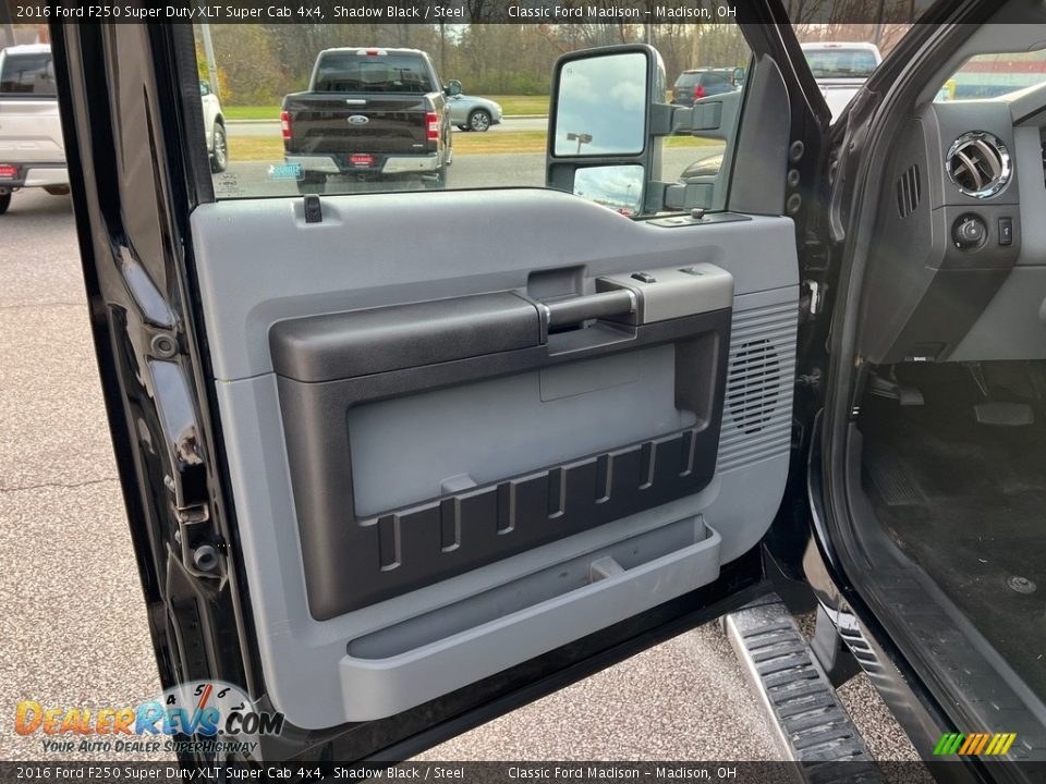 Door Panel of 2016 Ford F250 Super Duty XLT Super Cab 4x4 Photo #9