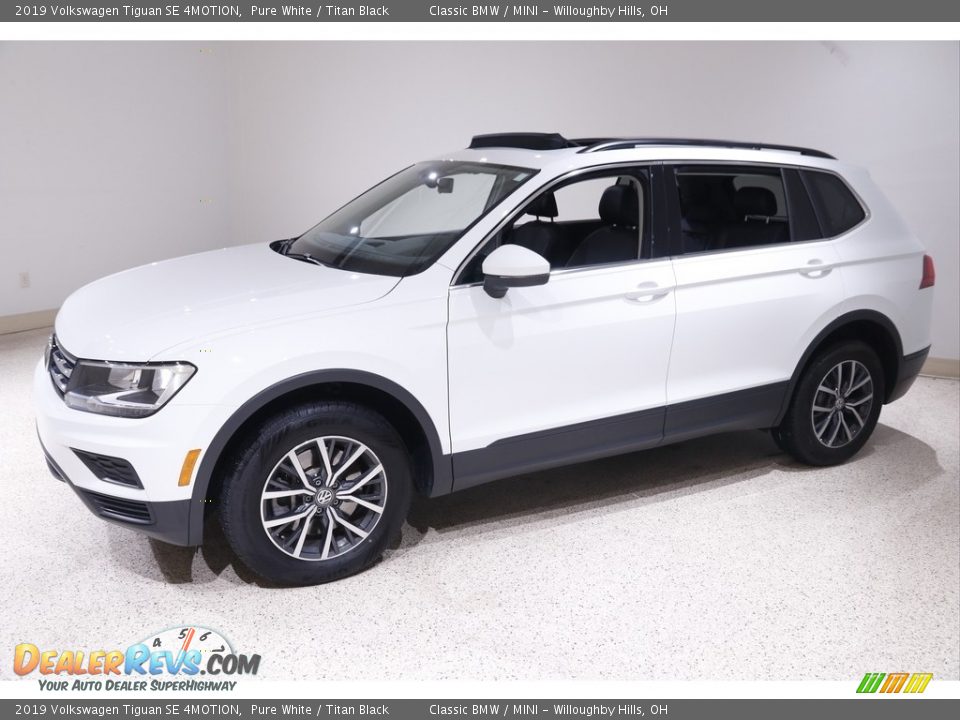 Front 3/4 View of 2019 Volkswagen Tiguan SE 4MOTION Photo #3