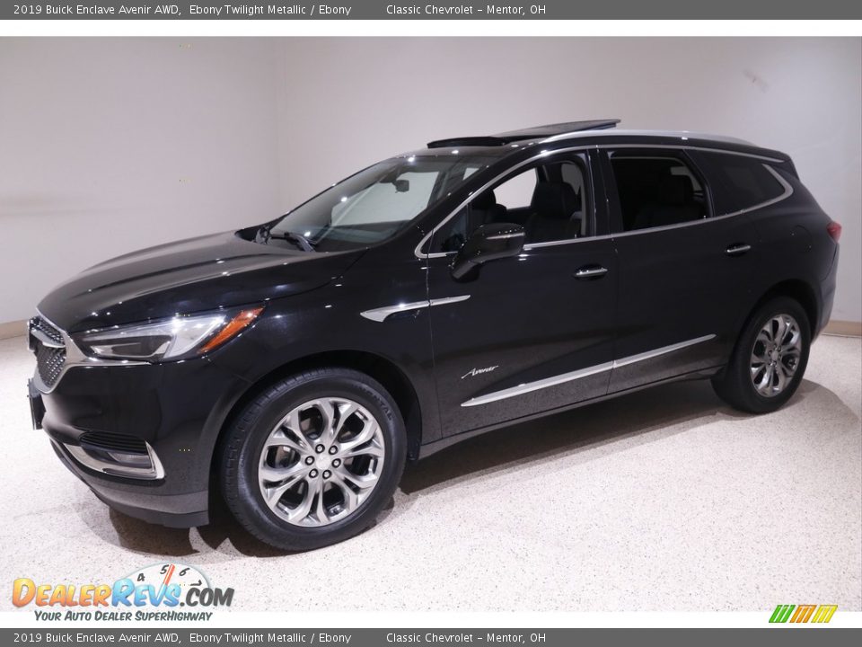 Front 3/4 View of 2019 Buick Enclave Avenir AWD Photo #3