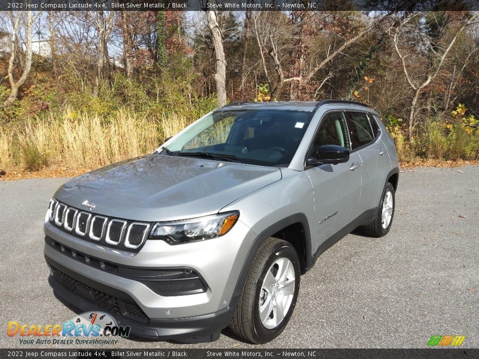 Front 3/4 View of 2022 Jeep Compass Latitude 4x4 Photo #2