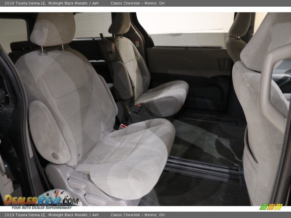 2019 Toyota Sienna LE Midnight Black Metallic / Ash Photo #15