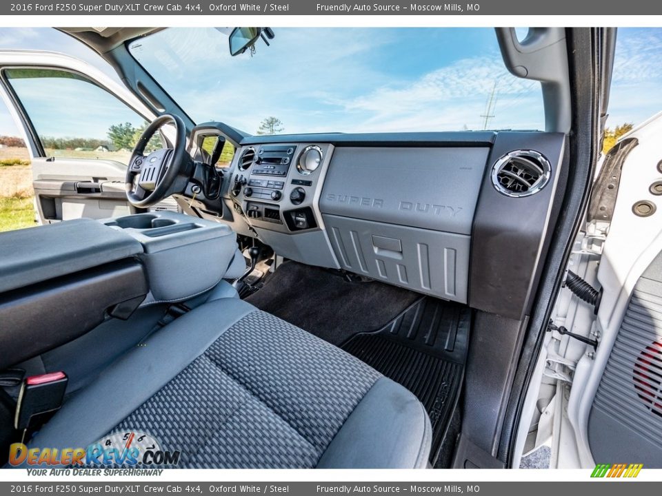 2016 Ford F250 Super Duty XLT Crew Cab 4x4 Oxford White / Steel Photo #28