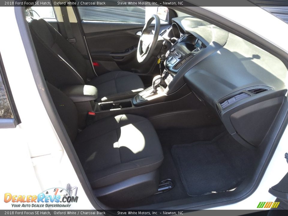 2018 Ford Focus SE Hatch Oxford White / Charcoal Black Photo #16