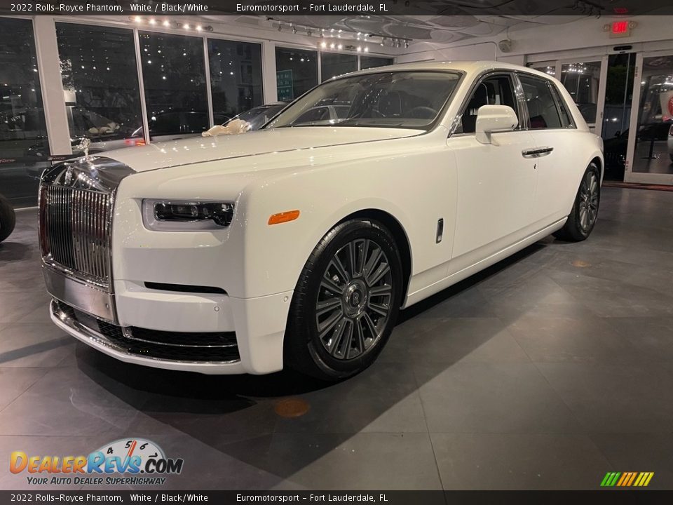 Front 3/4 View of 2022 Rolls-Royce Phantom  Photo #7