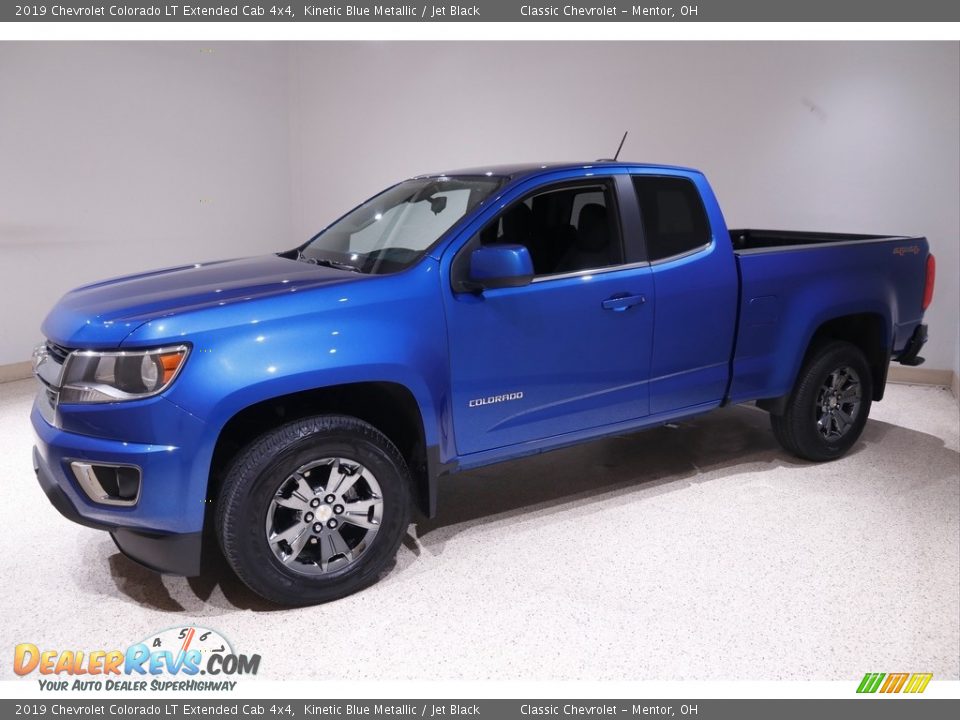 Front 3/4 View of 2019 Chevrolet Colorado LT Extended Cab 4x4 Photo #3