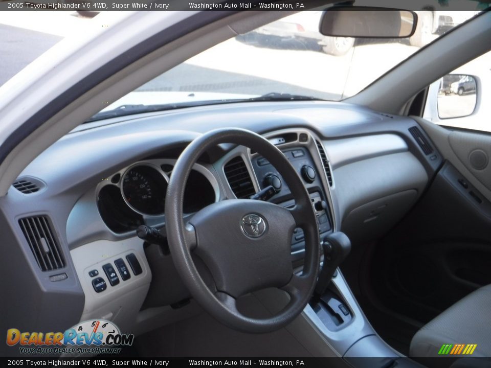 2005 Toyota Highlander V6 4WD Super White / Ivory Photo #19