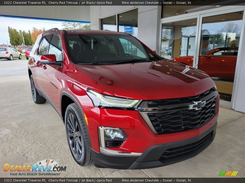 Front 3/4 View of 2022 Chevrolet Traverse RS Photo #2