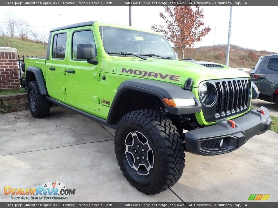 Front 3/4 View of 2021 Jeep Gladiator Mojave 4x4 Photo #3