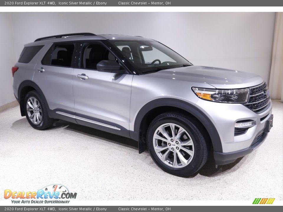 Front 3/4 View of 2020 Ford Explorer XLT 4WD Photo #1