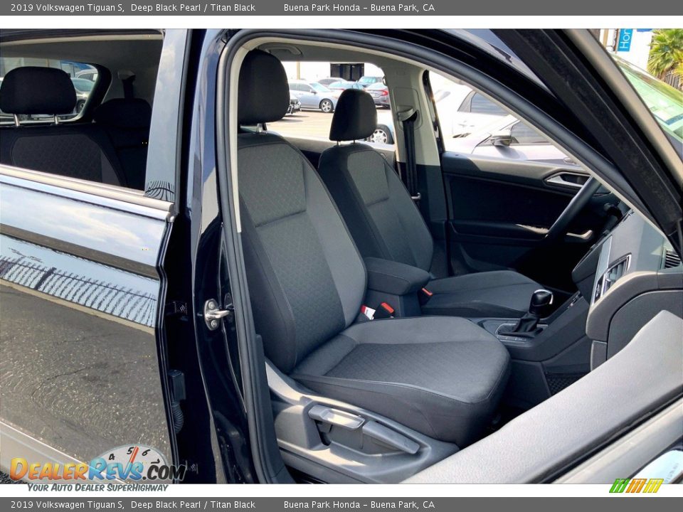 Front Seat of 2019 Volkswagen Tiguan S Photo #8