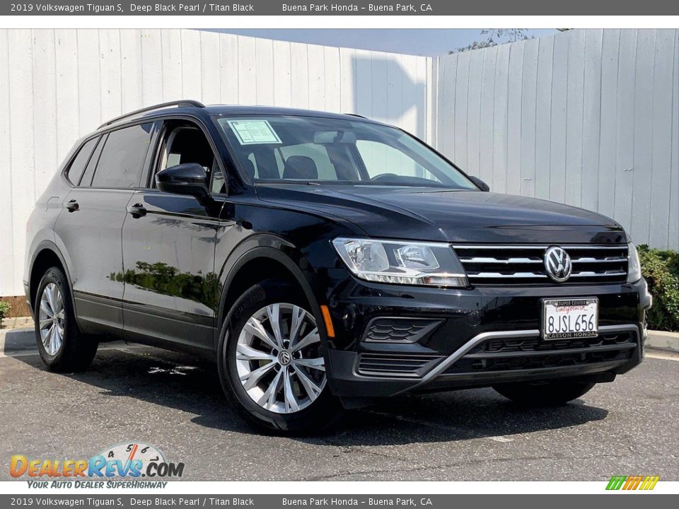 Front 3/4 View of 2019 Volkswagen Tiguan S Photo #36