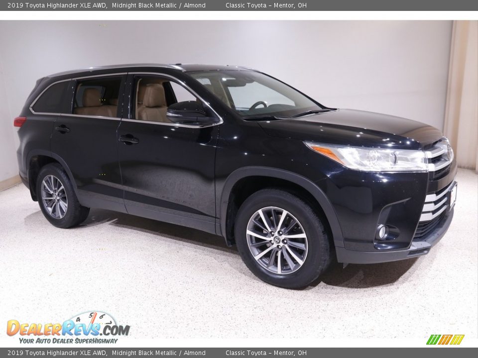 2019 Toyota Highlander XLE AWD Midnight Black Metallic / Almond Photo #1