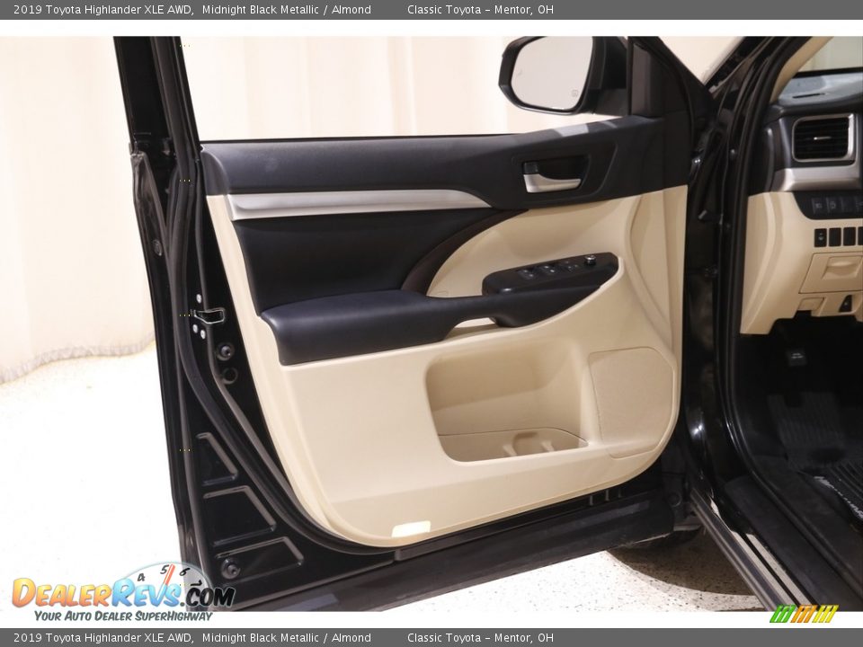 2019 Toyota Highlander XLE AWD Midnight Black Metallic / Almond Photo #4