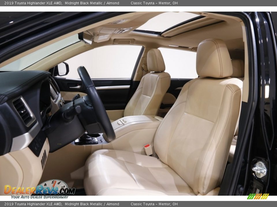 2019 Toyota Highlander XLE AWD Midnight Black Metallic / Almond Photo #5