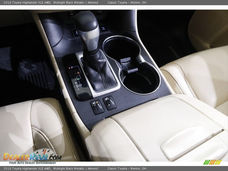 2019 Toyota Highlander XLE AWD Midnight Black Metallic / Almond Photo #13