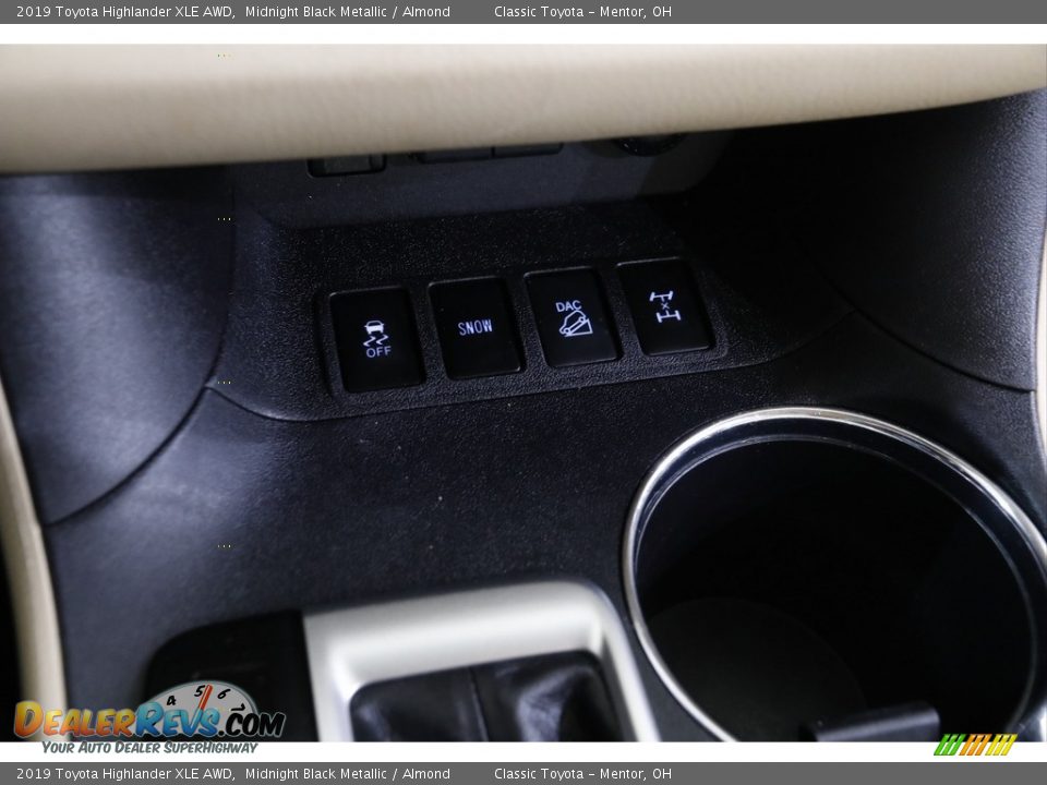 2019 Toyota Highlander XLE AWD Midnight Black Metallic / Almond Photo #14
