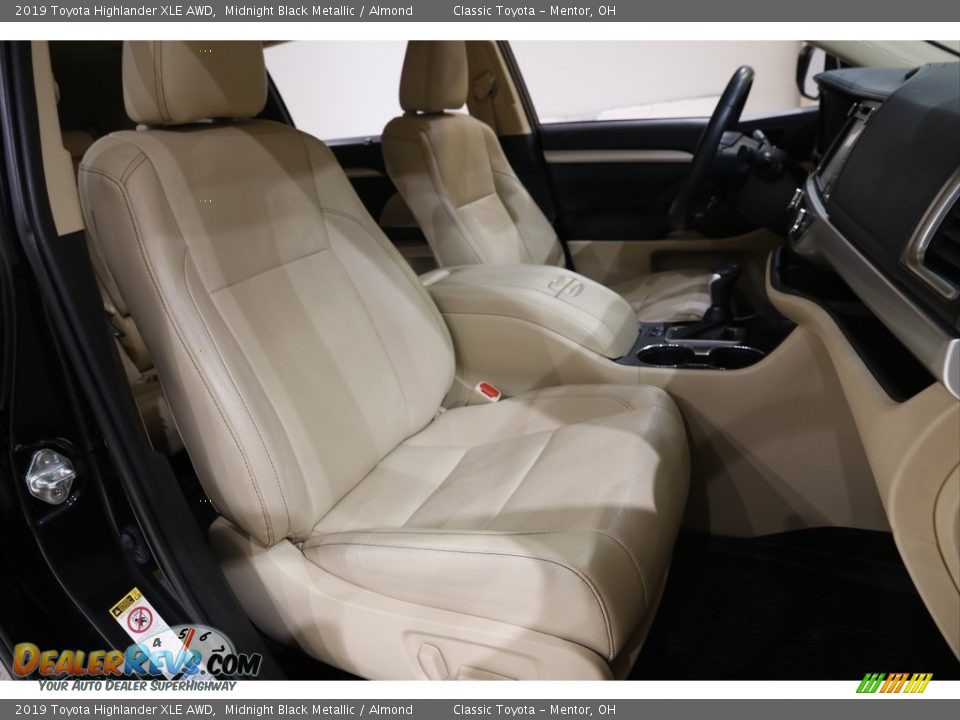 2019 Toyota Highlander XLE AWD Midnight Black Metallic / Almond Photo #15