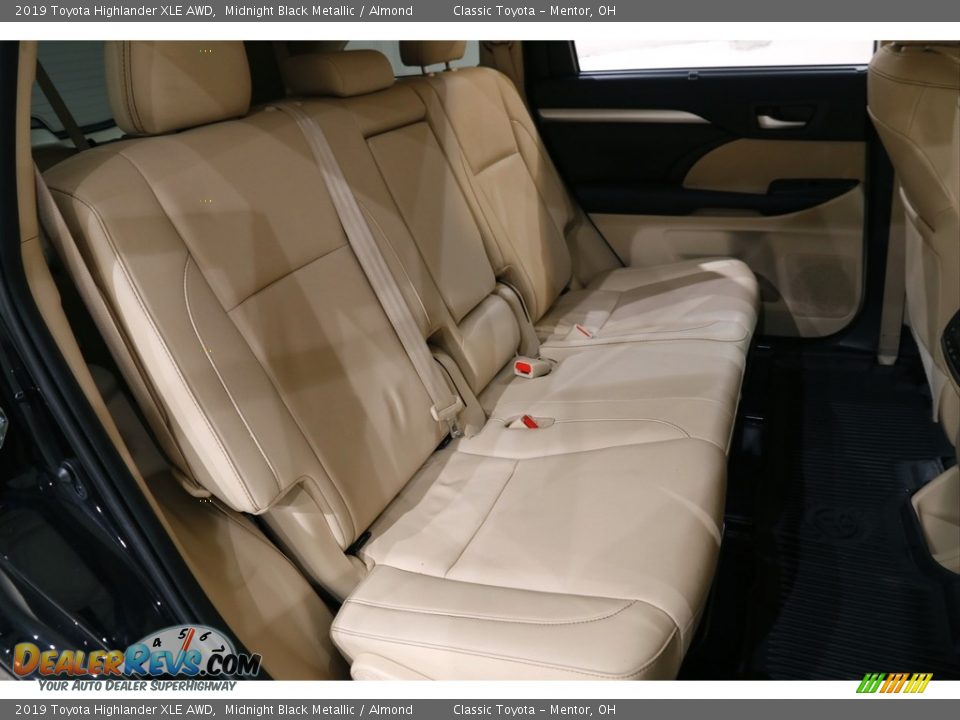 2019 Toyota Highlander XLE AWD Midnight Black Metallic / Almond Photo #16