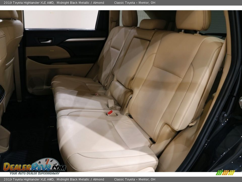 2019 Toyota Highlander XLE AWD Midnight Black Metallic / Almond Photo #17