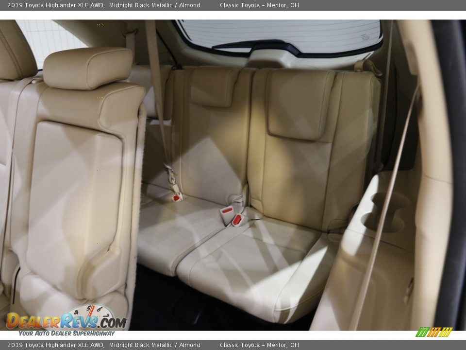 2019 Toyota Highlander XLE AWD Midnight Black Metallic / Almond Photo #18